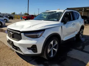 2026 VOLVO XC40