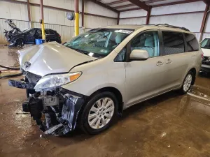 2015 TOYOTA SIENNA