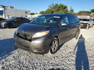 2011 TOYOTA SIENNA