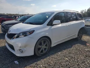 2011 TOYOTA SIENNA