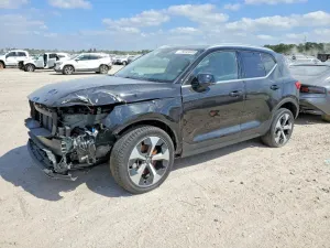 2025 VOLVO XC40