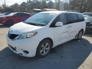 2011 TOYOTA SIENNA