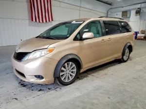 2011 TOYOTA SIENNA