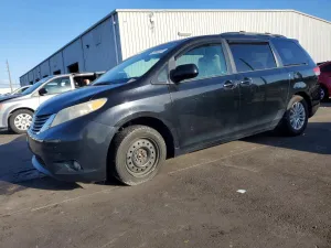 2011 TOYOTA SIENNA