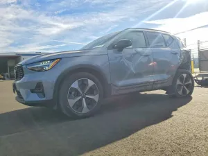 2025 VOLVO XC40