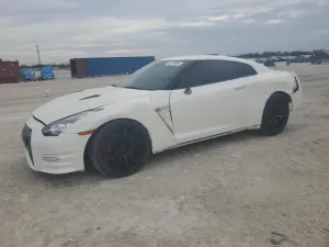 2015 NISSAN GTR