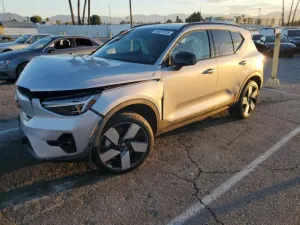 2024 VOLVO XC40