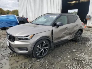 2022 VOLVO XC40