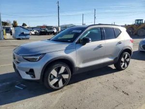 2023 VOLVO XC40