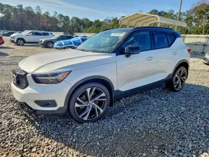 2021 VOLVO XC40
