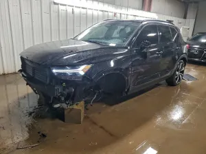 2021 VOLVO XC40