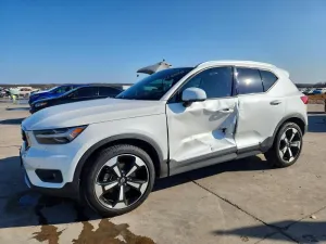 2022 VOLVO XC40