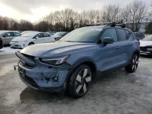 2023 VOLVO XC40